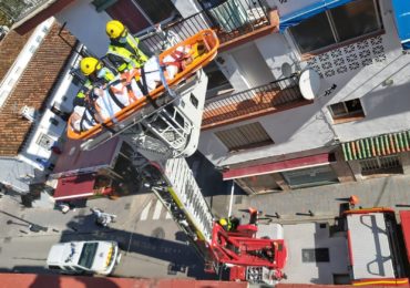 Fue necesario utilizar el camión autoescala para sacarla por el balcón de la vivienda