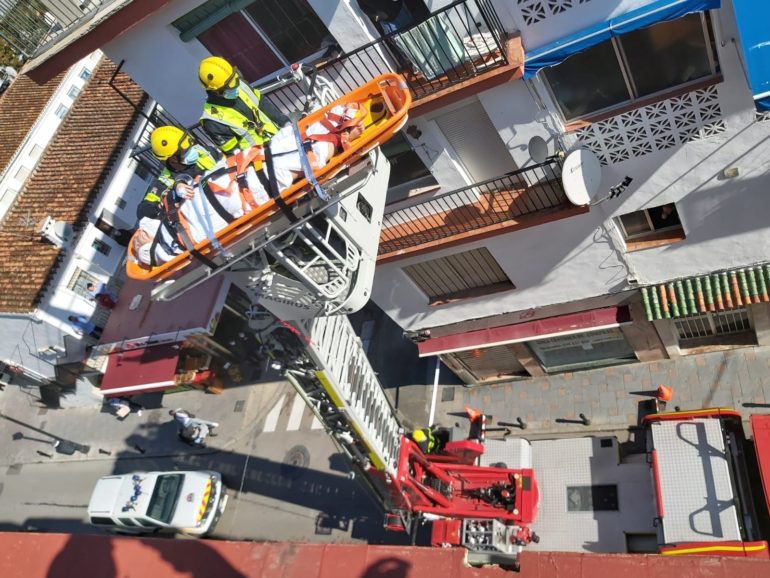 Fue necesario utilizar el camión autoescala para sacarla por el balcón de la vivienda