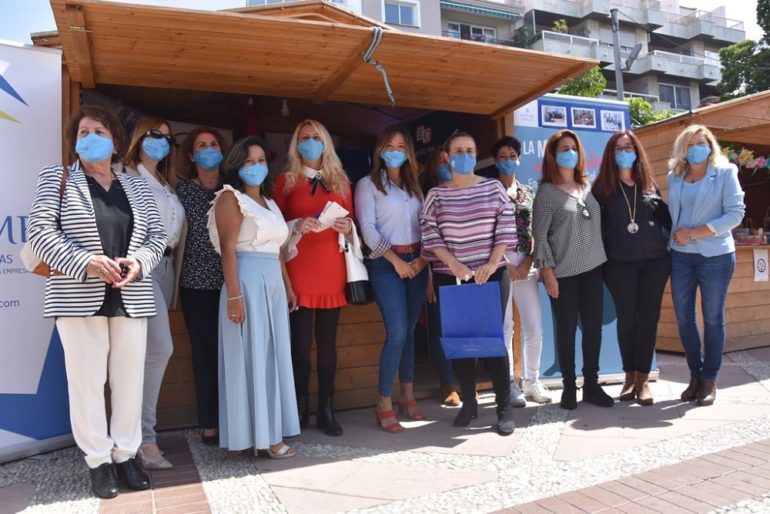 La alcaldesa Ana Mula junto a algunas participantes en la Feria de Mujeres Empresarias y Emprendedoras