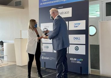 Mula recogiendo el premio, ayer en Madrid