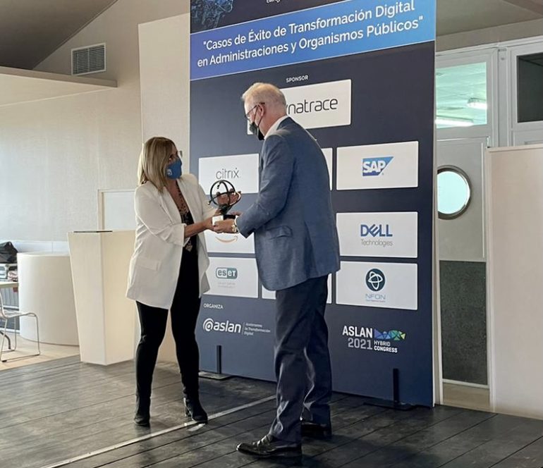 Mula recogiendo el premio, ayer en Madrid