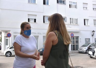 Alcaldesa junto edificio de viviendas sociales