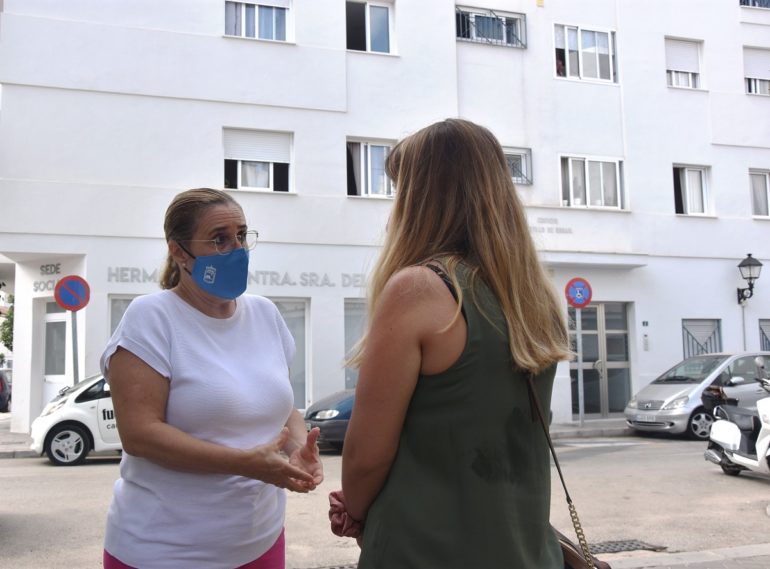 Alcaldesa junto edificio de viviendas sociales