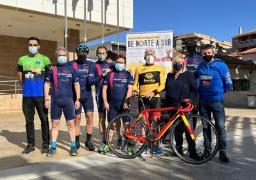 María Hernández posa con el grupo de ciclistas que afrnta el reto solidario De Norte a Sur