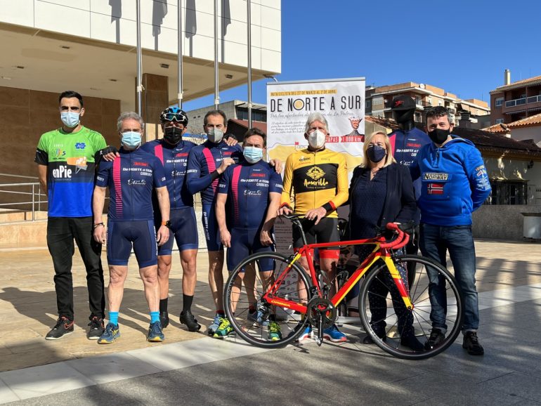 María Hernández posa con el grupo de ciclistas que afrnta el reto solidario De Norte a Sur