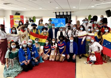 La alcaldesa y el concejal de Turismo con representantes de todas las nacionalidades participantes