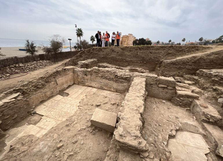 Vista de las excavaciones y de una sala de uso público que se está investigando
