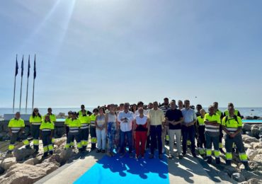Ana Mula junto a concejales de la Corporación Municipal y personal de Playas, en el acto de izado de Banderas