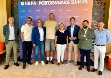 La alcaldesa, el teniente de alcalde y el concejal de Deportes, junto a Grant Williams, Matteo Zuchetti y los responsables de la Junta de Andalucía y la Diputación de Málaga