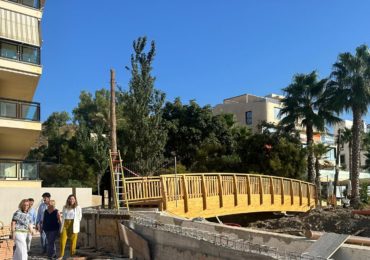 La instalación de la pasarela peatonal sobre el arroyo El Jardín encara su recta final