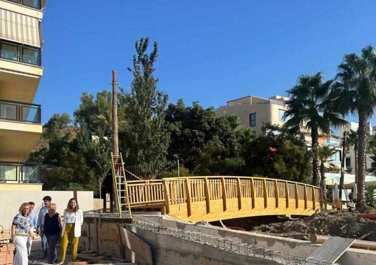 La instalación de la pasarela peatonal sobre el arroyo El Jardín encara su recta final