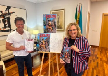 Romita y Mula posan con la portada de Marvel dedicada a Fuengirola