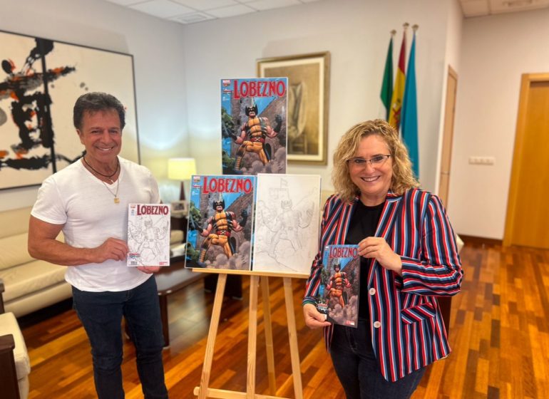 Romita y Mula posan con la portada de Marvel dedicada a Fuengirola