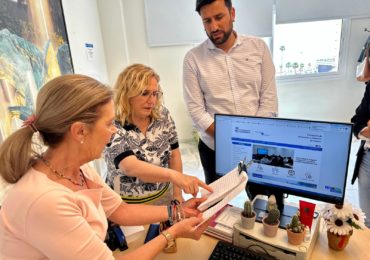 Mula y Vargas junto a una trabajadora de la Bolsa de Empleo Municipal