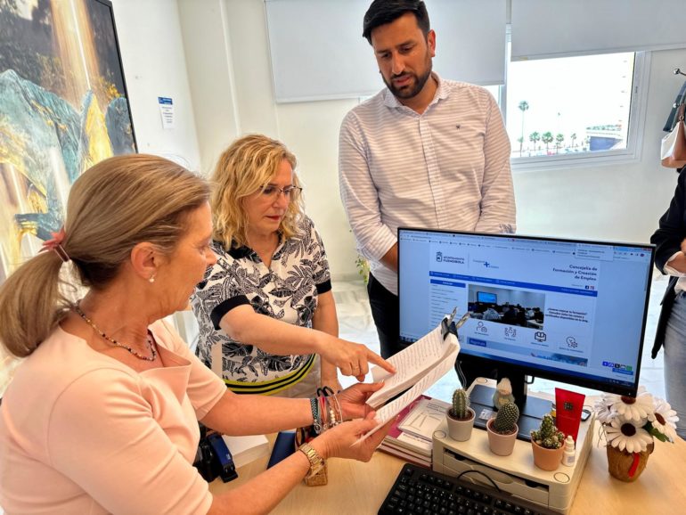 Mula y Vargas junto a una trabajadora de la Bolsa de Empleo Municipal