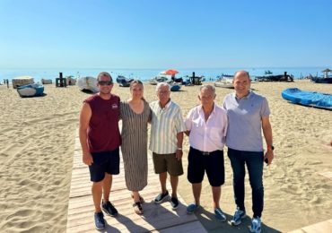 Rosana Bravo junto responsables de la Peña Bolichera presenta la próxima edición de la Tirada del Copo en la playa de Los Boliches