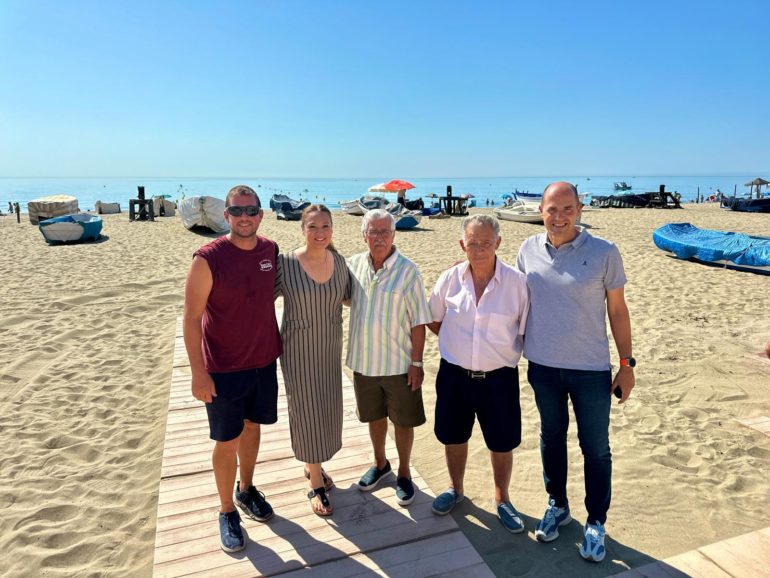 Rosana Bravo junto responsables de la Peña Bolichera presenta la próxima edición de la Tirada del Copo en la playa de Los Boliches