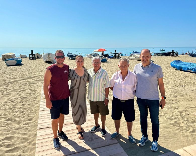 Rosana Bravo junto responsables de la Peña Bolichera presenta la próxima edición de la Tirada del Copo en la playa de Los Boliches