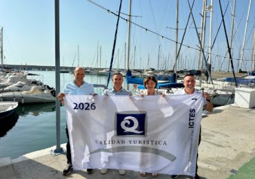 José Sánchez y Rodrigo Romero junto a los responsables del Puerto Deportivo, con la bandera Q de Calidad