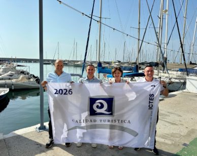 José Sánchez y Rodrigo Romero junto a los responsables del Puerto Deportivo, con la bandera Q de Calidad