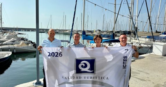 José Sánchez y Rodrigo Romero junto a los responsables del Puerto Deportivo, con la bandera Q de Calidad