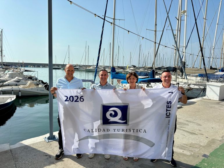 José Sánchez y Rodrigo Romero junto a los responsables del Puerto Deportivo, con la bandera Q de Calidad