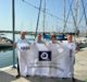 José Sánchez y Rodrigo Romero junto a los responsables del Puerto Deportivo, con la bandera Q de Calidad