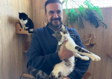 García Lara con un gato en sus brazos durante una visita al parque zoosanitario municipal
