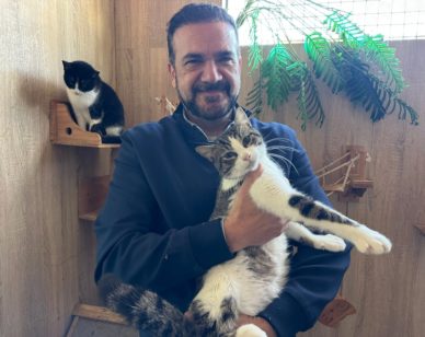 García Lara con un gato en sus brazos durante una visita al parque zoosanitario municipal