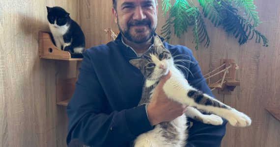 García Lara con un gato en sus brazos durante una visita al parque zoosanitario municipal