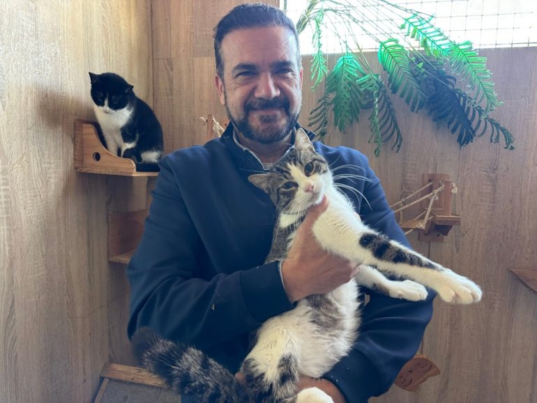 García Lara con un gato en sus brazos durante una visita al parque zoosanitario municipal