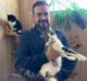 García Lara con un gato en sus brazos durante una visita al parque zoosanitario municipal