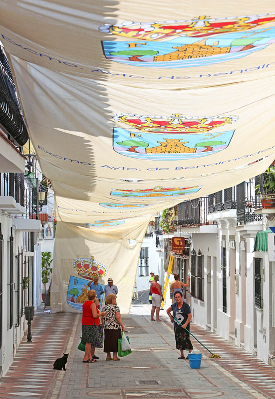 20120607 PREPARATIVOS CALLE REAL BENALMADENA PUEBLO PARA CORPUS CRISTHI