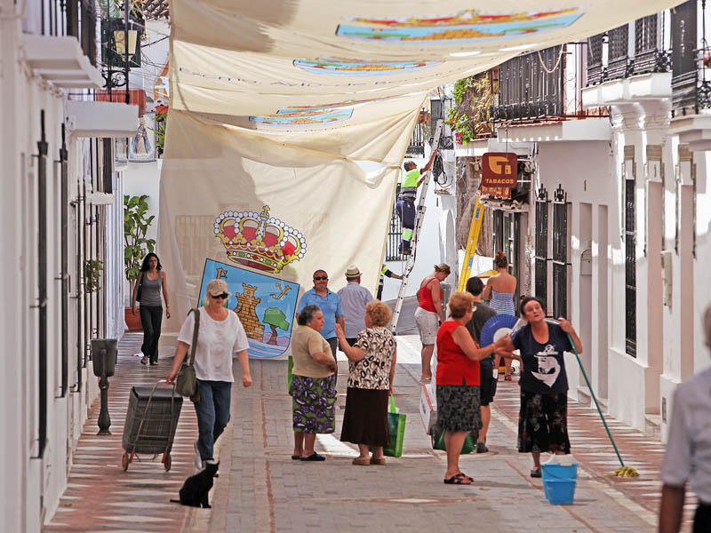 20120607 PREPARATIVOS CALLE REAL BENALMADENA PUEBLO PARA CORPUS CRISTHI 1