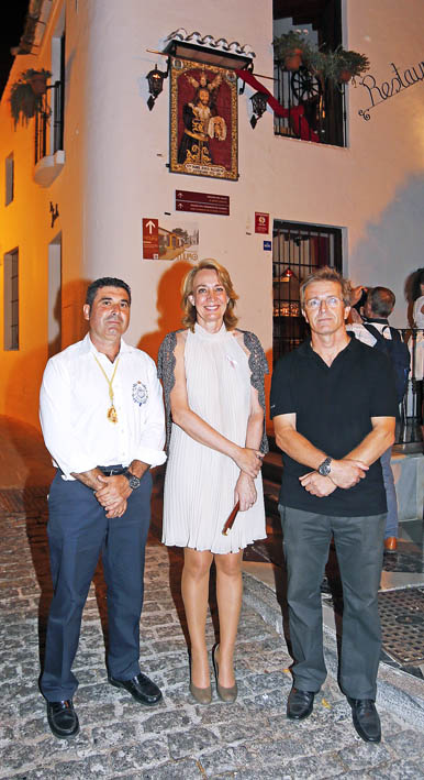 ALCALDESA DESCUBRE PLACA CONMEMORATIVA 75 ANIVERSARIO VIRGEN DE LA CRUZ DE BENALMADENA PUEBLO 1 (imagen placa de manu cantero)