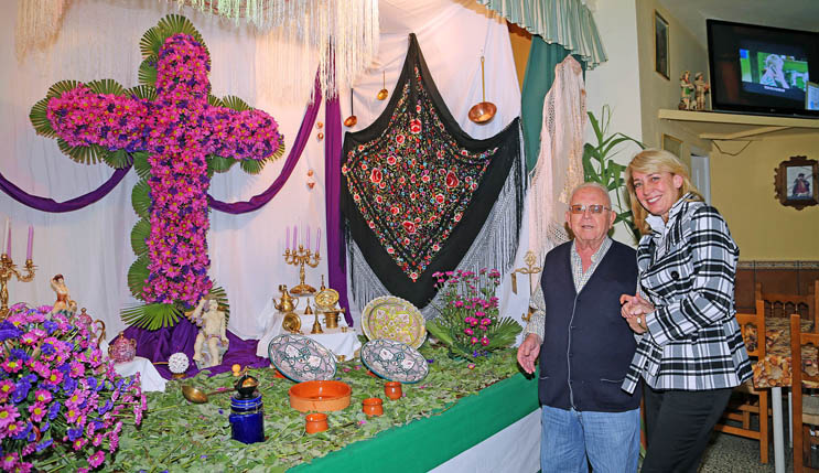 ALCALDESA VISITA CRUZ DE MAYO EN PEA LA CRUZ DE BENALMADENA PUEBLO