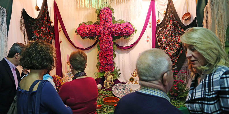 ALCALDESA VISITA CRUZ DE MAYO EN PE�A LA CRUZ DE BENALMADENA PUEBLO 3