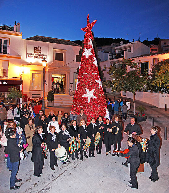 ALCALDESA Y CONCEJALA FESTEJOS INAUGURAN ALUMBRADO NAVIDAD EN BENALMADENA PUEBLO 2