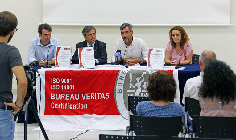 ALCALDE VICTOR NAVAS Y CONCEJALA PUERTO RECIBEN BANDERA DE CERTIFICADO DE CALIDAD AL PUERTO DEPORTIVO DE BENALMADENA