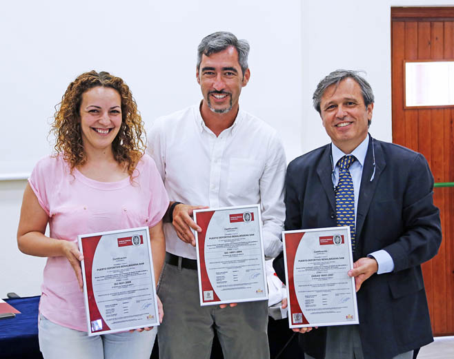 ALCALDE VICTOR NAVAS Y CONCEJALA PUERTO RECIBEN BANDERA DE CERTIFICADO DE CALIDAD AL PUERTO DEPORTIVO DE BENALMADENA 3