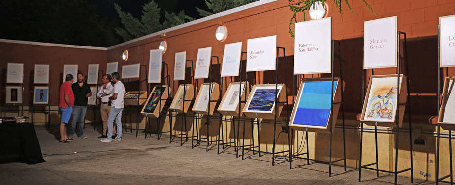 ALCALDE Y BERNARDO JIMENEZ VISITAN LA EXPOSICION CUADROS DE CANTANTES FAMOSOS EN BENALMADENA SUENA 1