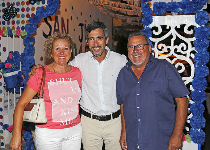 ALCALDE Y CONCEJALES SALUDA VECINOS FERIA SAN JUAN 2015 4