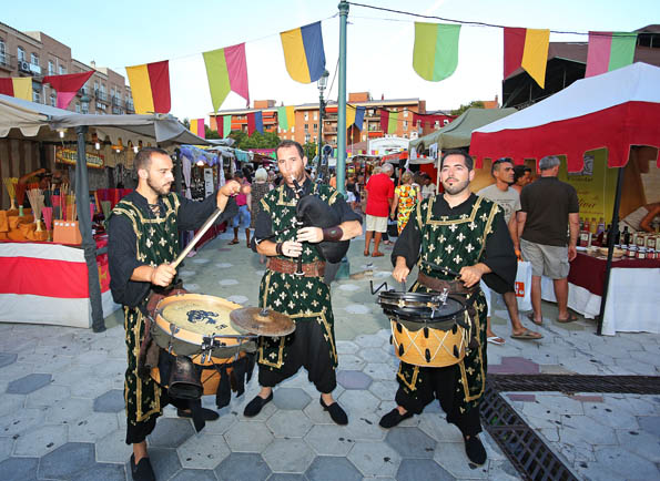 AMBIENTE MERCADO MEDIEVAL EN PLAZA LA MEZQUITA 4