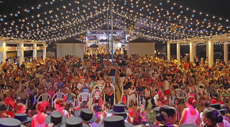 AMBIENTE NOCHE FERIA BENALMADENA PUEBLO