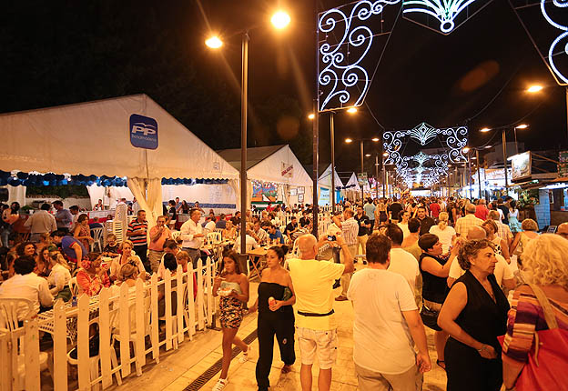 AMBIENTE NOCHE FERIA BENALMADENA PUEBLO 2014 2