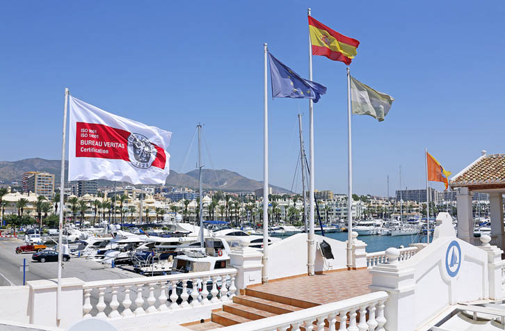 BANDERA DE CERTIFICADO DE CALIDAD AL PUERTO DEPORTIVO DE BENALMADENA