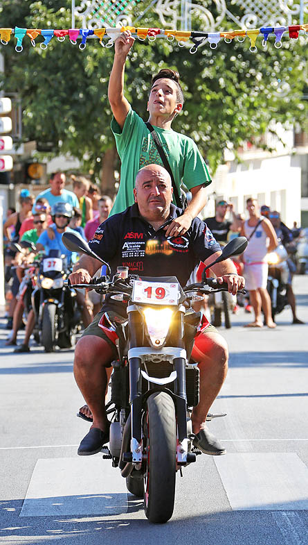 CARRERA DE CINTAS EN MOTO FERIA BENALMADENA PUEBLO