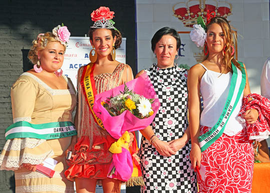 CONCEPCION TEJADA CON REINA Y DAMAS DE LA FERIA SAN JUAN 2014