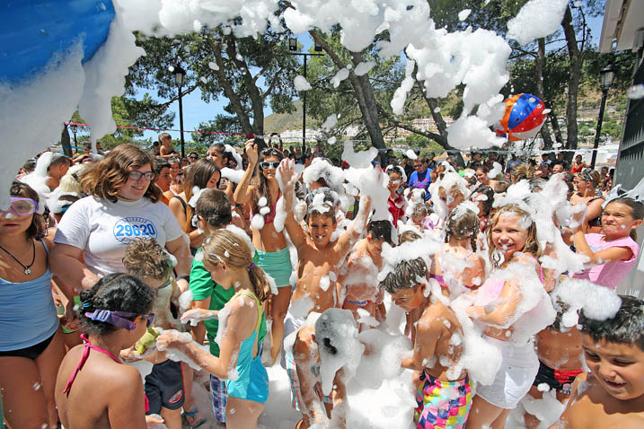 FIESTA DE LA ESPUMA EN FERIA INFANTIL EN JARDINES DEL MURO FERIA BENALMADENA PUEBLO 2015 1