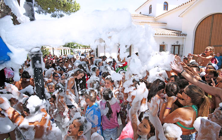 FIESTA DE LA ESPUMA EN FERIA INFANTIL EN JARDINES DEL MURO FERIA BENALMADENA PUEBLO 2015 3